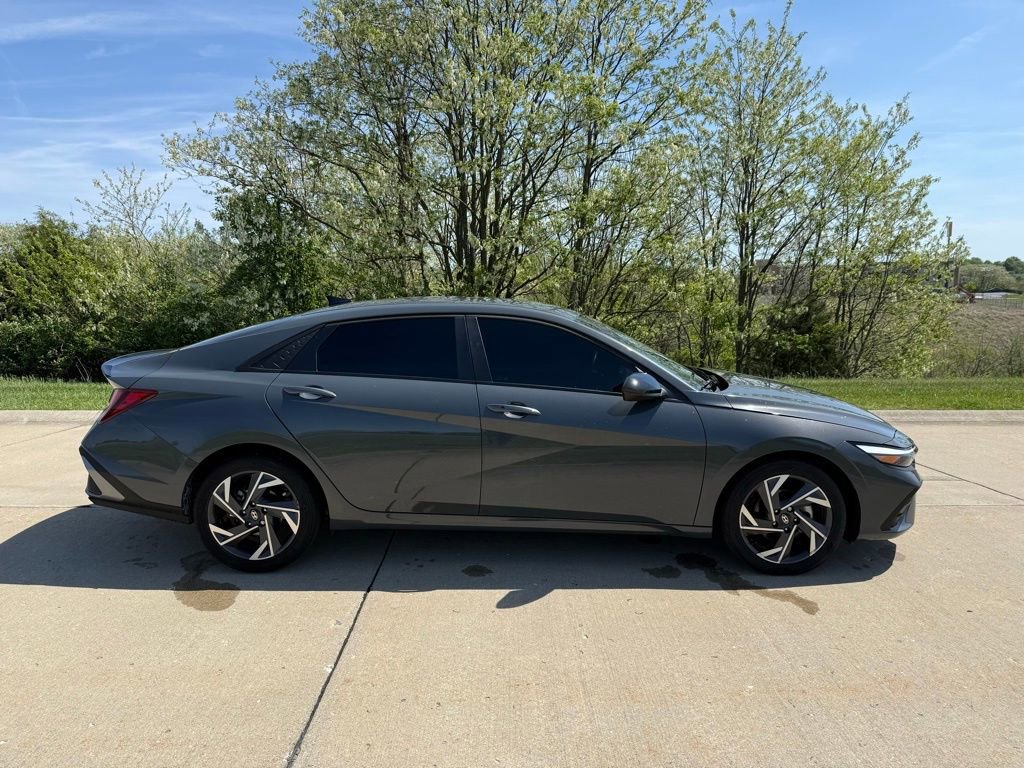 Used 2025 Hyundai Elantra Sport FWD image 2