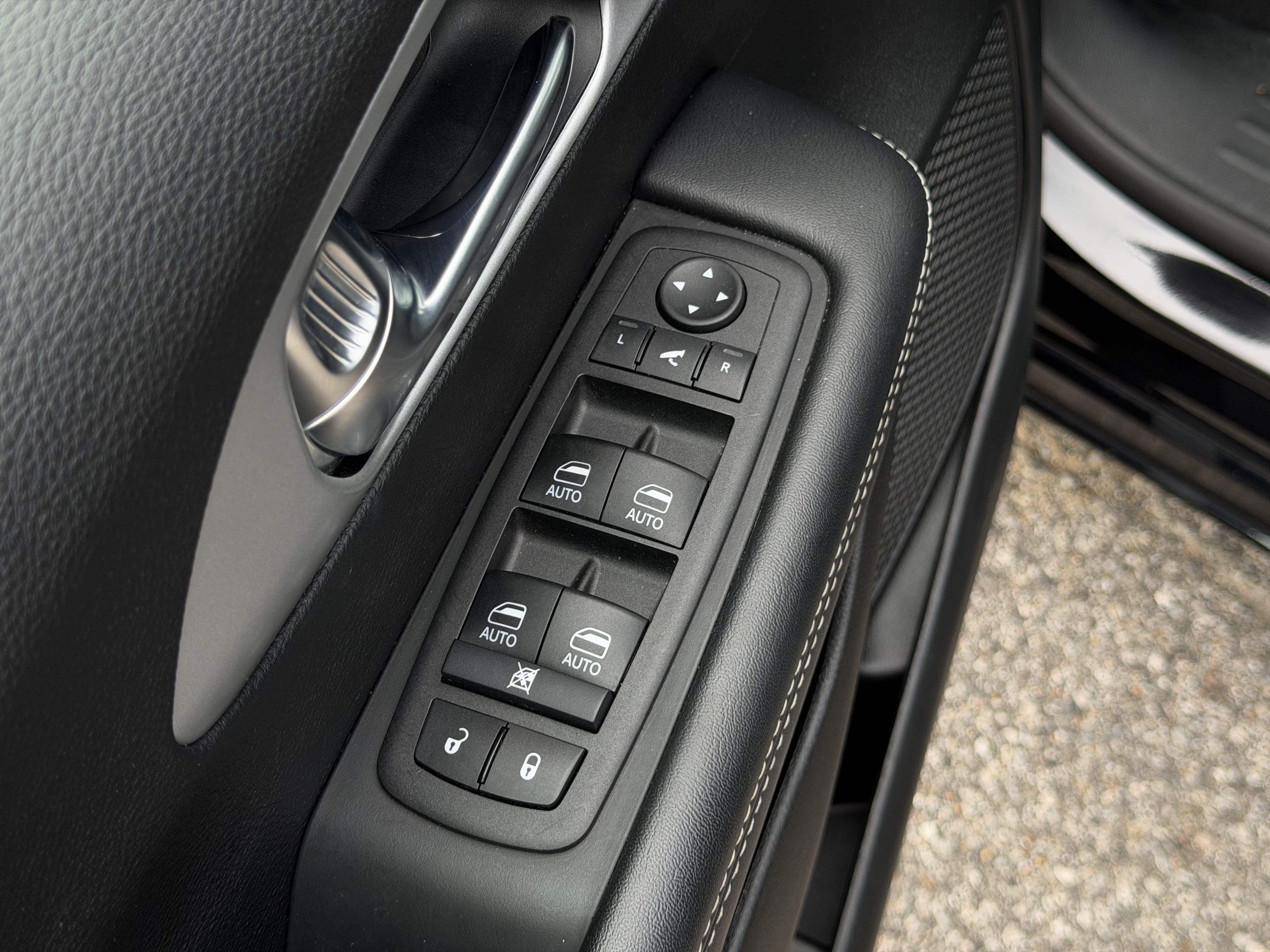 Used 2025 Chrysler Pacifica Limited FWD image 15