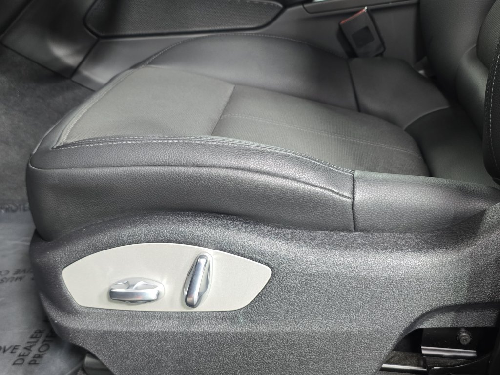 Certified 2023 Porsche Macan AWD/4WD image 23