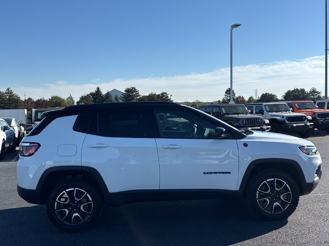 Used 2025 Jeep Compass Trailhawk w/ Trailer Tow Group AWD/4WD image 2