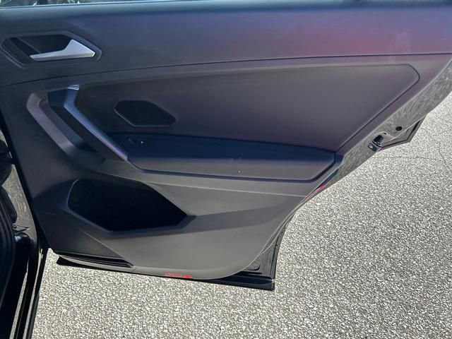 Used 2021 Volkswagen Tiguan SE w/ Panoramic Sunroof Package image 27