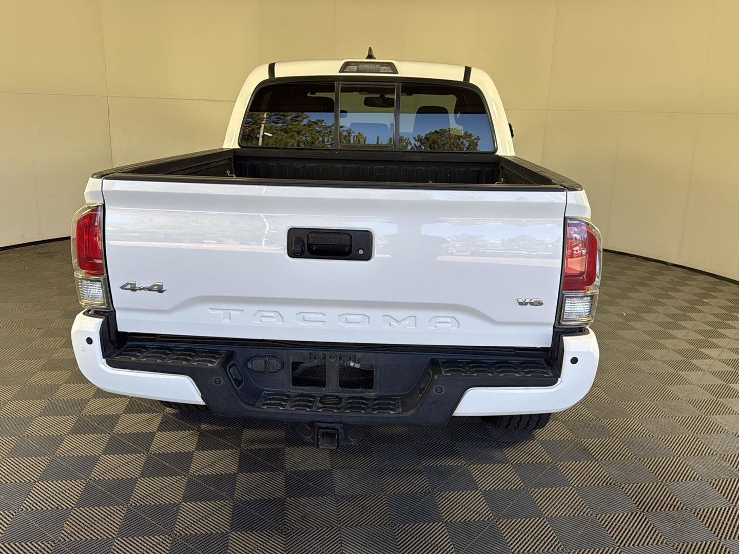 Used 2016 Toyota Tacoma Limited w/ Towing Package image 4