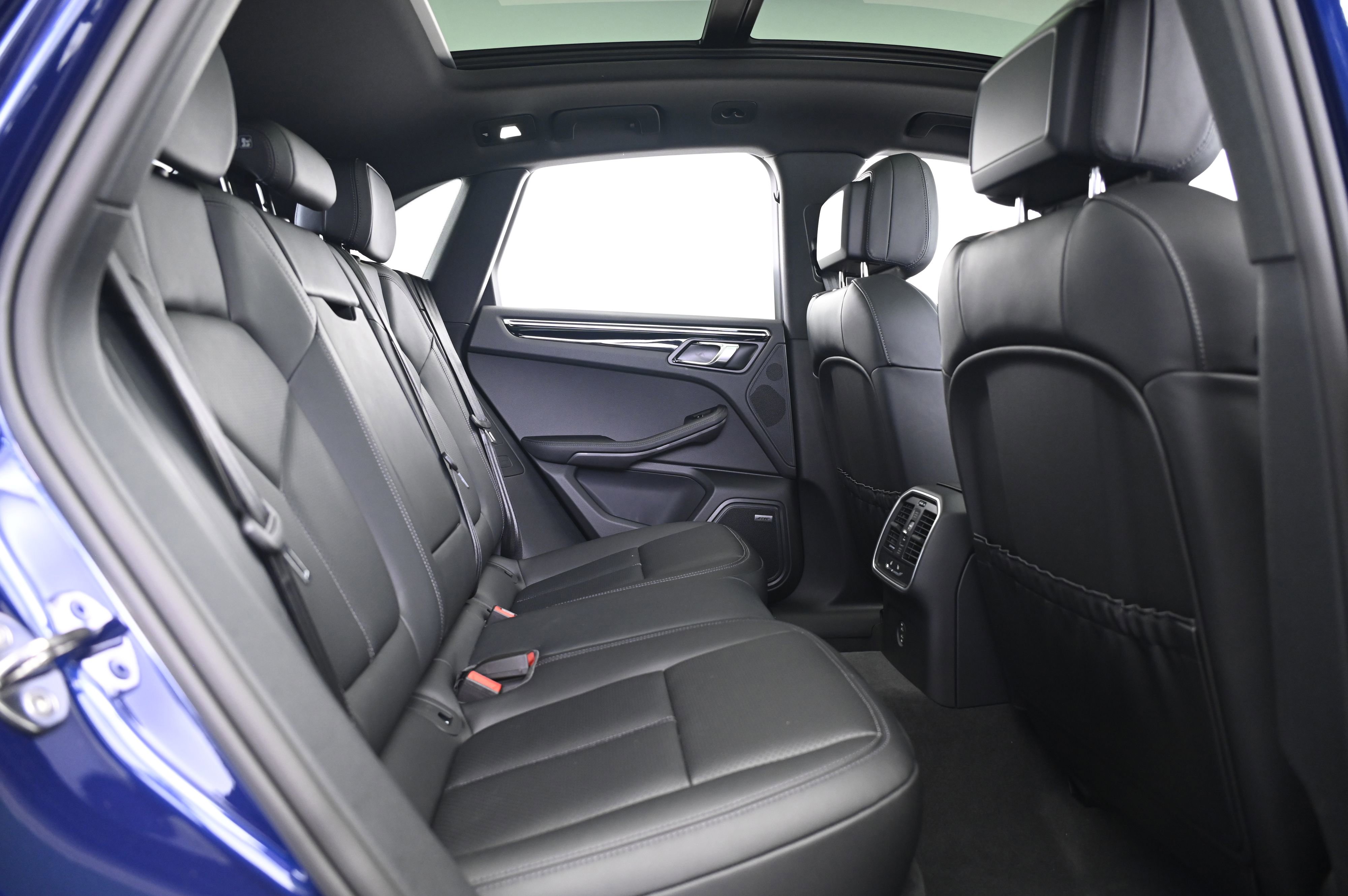 Certified 2025 Porsche Macan image 18