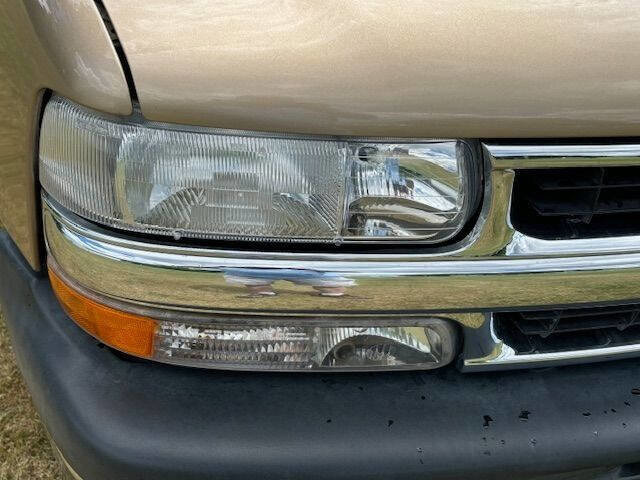 Used 2001 Chevrolet Tahoe 4WD w/ LS Preferred Equipment Group image 6