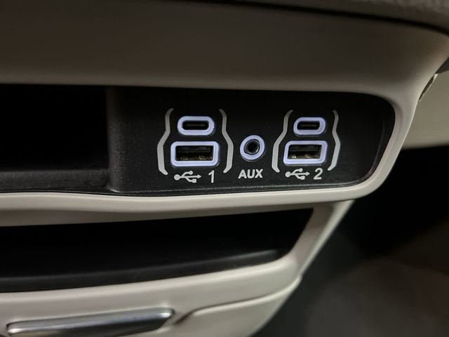 Used 2023 Chrysler Pacifica Touring-L FWD image 34
