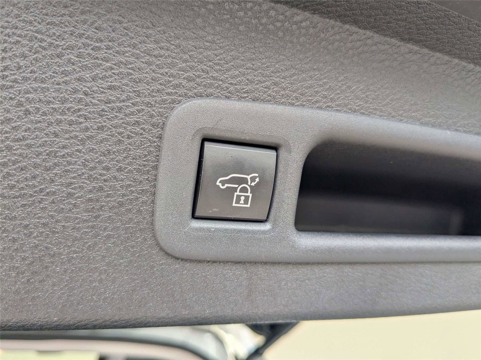 Used 2025 Toyota Sienna XLE w/ XLE Plus Package FWD image 8