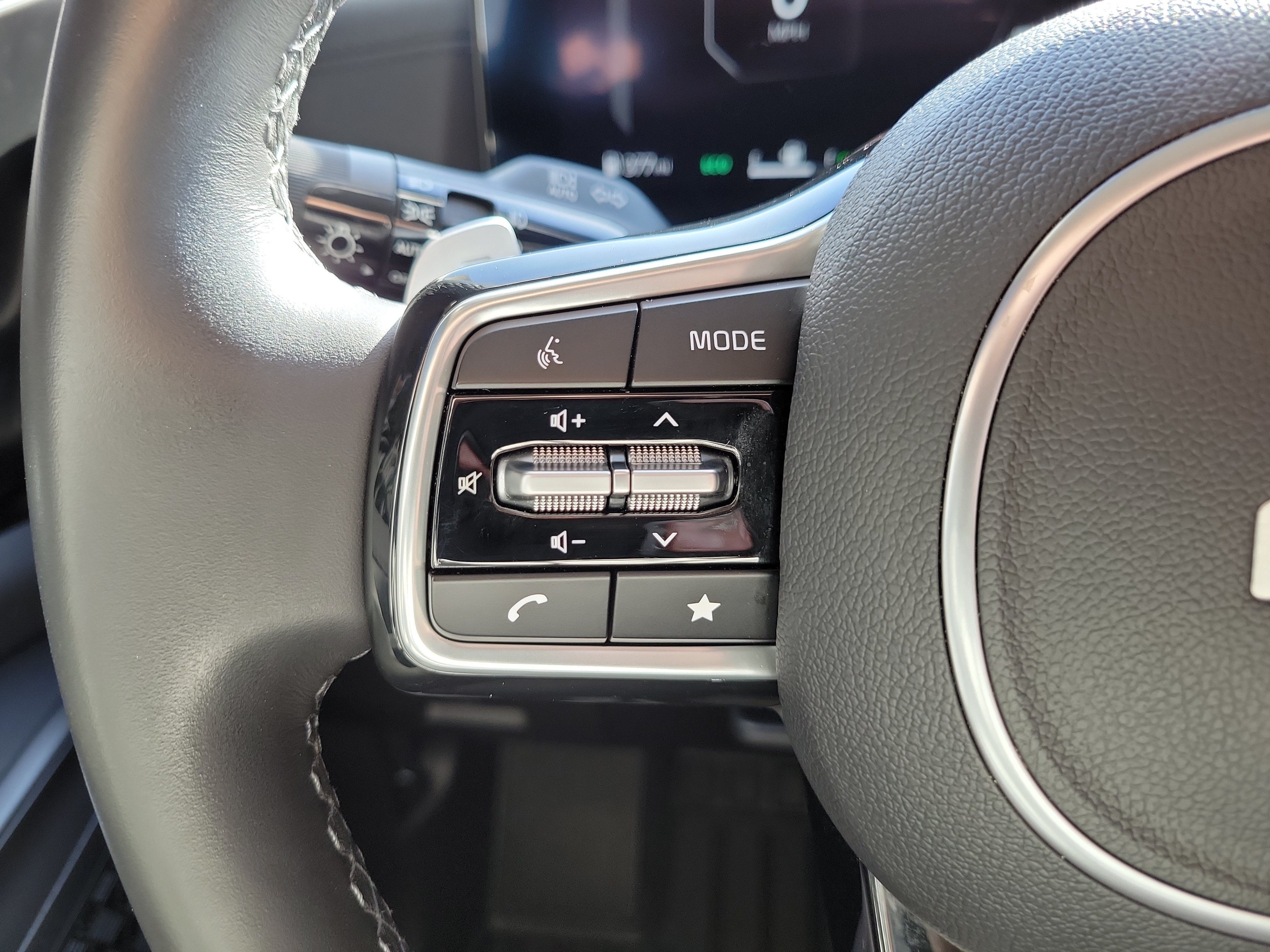 Certified 2025 Kia Carnival SX w/ SX Dark Edition Package FWD image 25