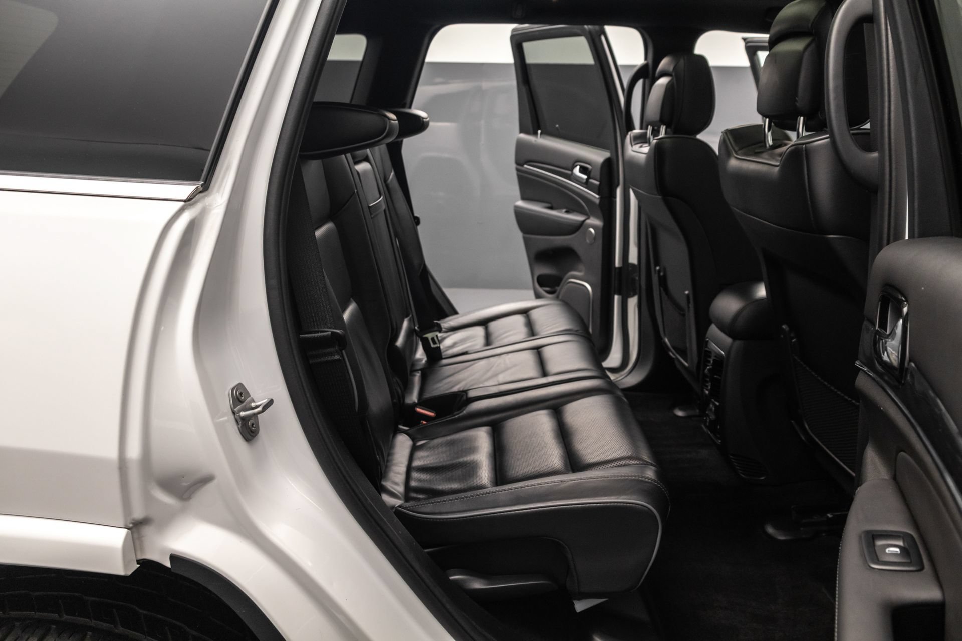 Used 2019 Jeep Grand Cherokee Overland AWD/4WD image 30