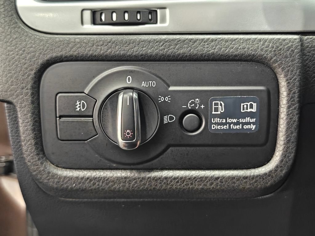 Used 2012 Volkswagen Touareg TDI AWD/4WD image 36