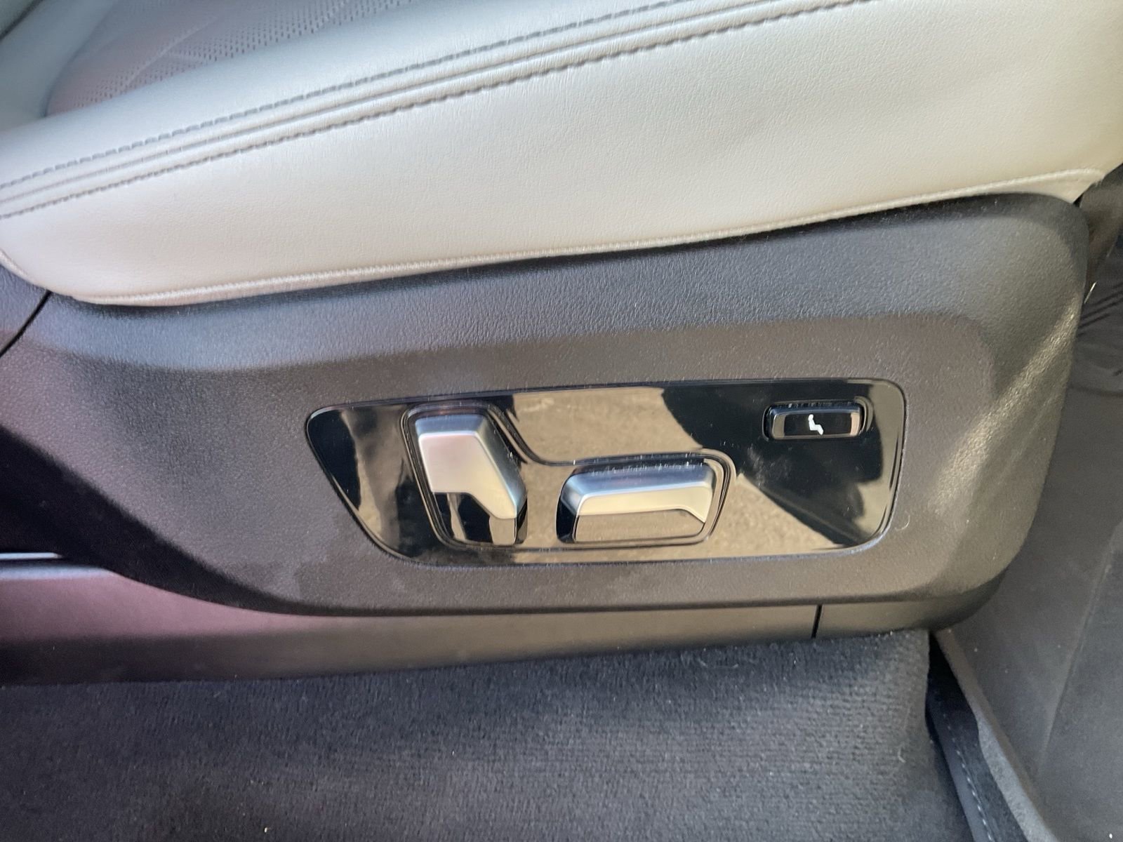 Used 2023 BMW X7 xDrive40i w/ Dynamic Handling Package image 65