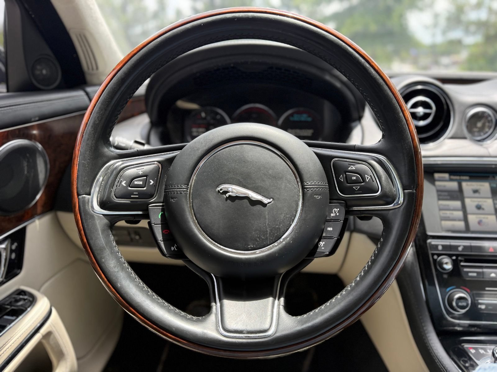 Used 2015 Jaguar XJ L Portfolio AWD/4WD image 25