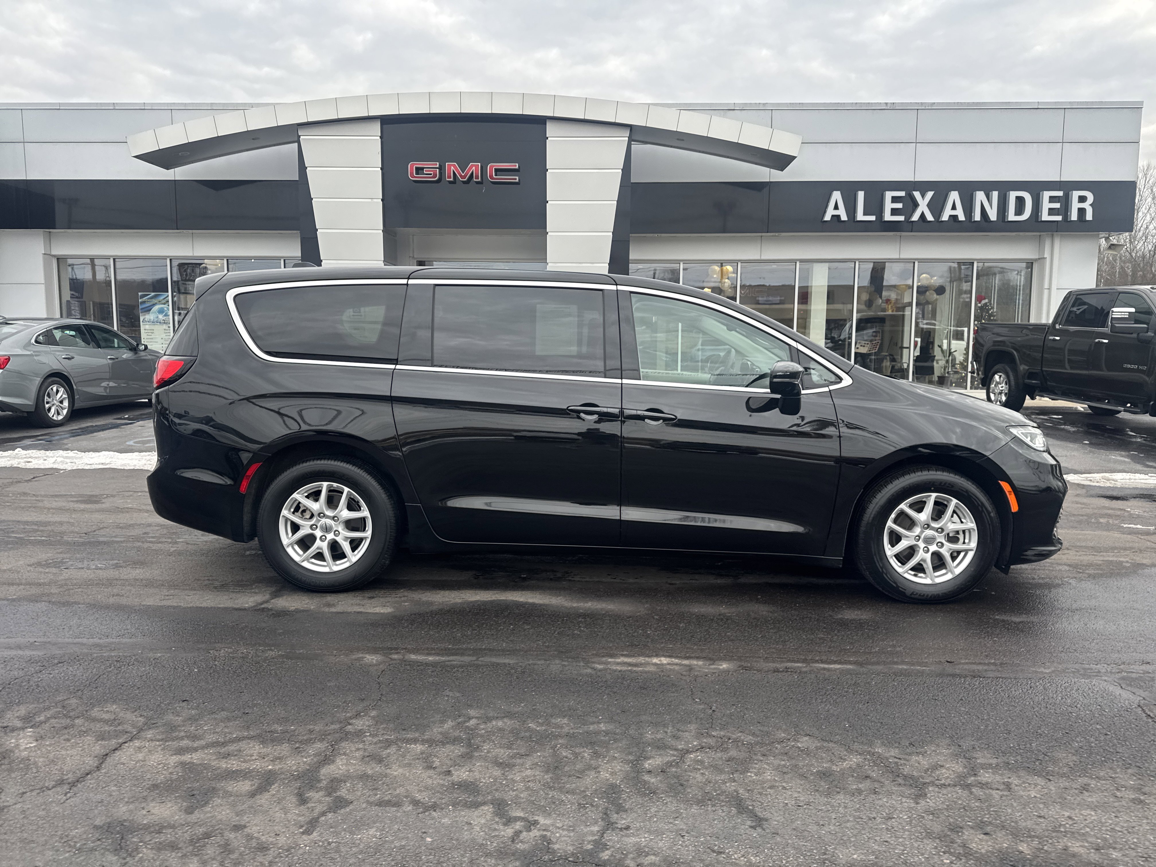 Used 2024 Chrysler Pacifica Touring-L image 2