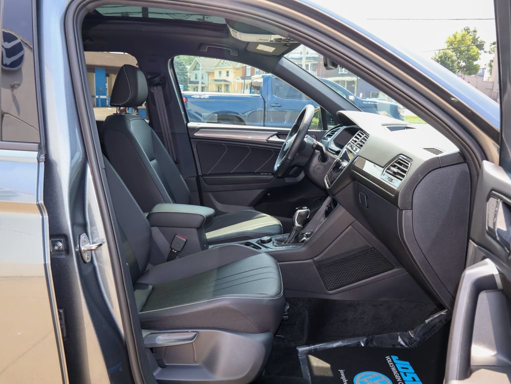 Certified 2024 Volkswagen Tiguan SE R-Line AWD/4WD image 28