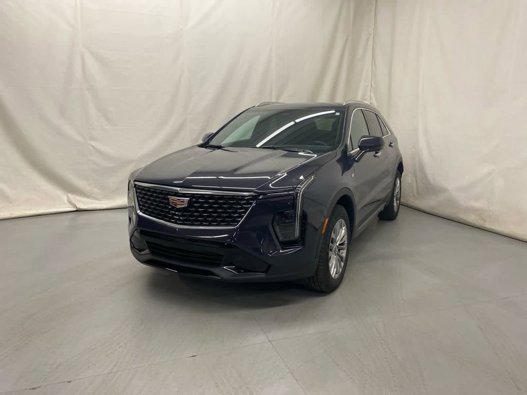 Used 2025 Cadillac XT4 Premium Luxury image 2