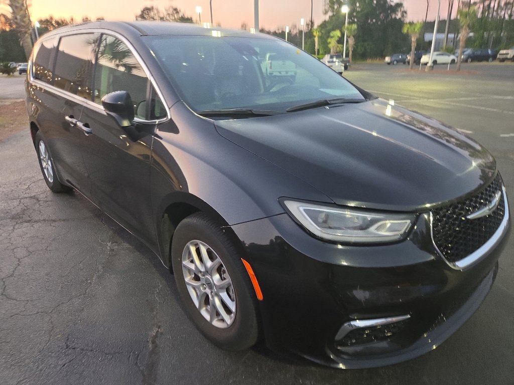 Used 2023 Chrysler Pacifica Touring-L image 8