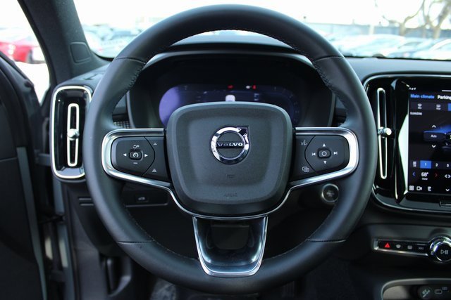 Used 2025 Volvo XC40 B5 Plus image 23