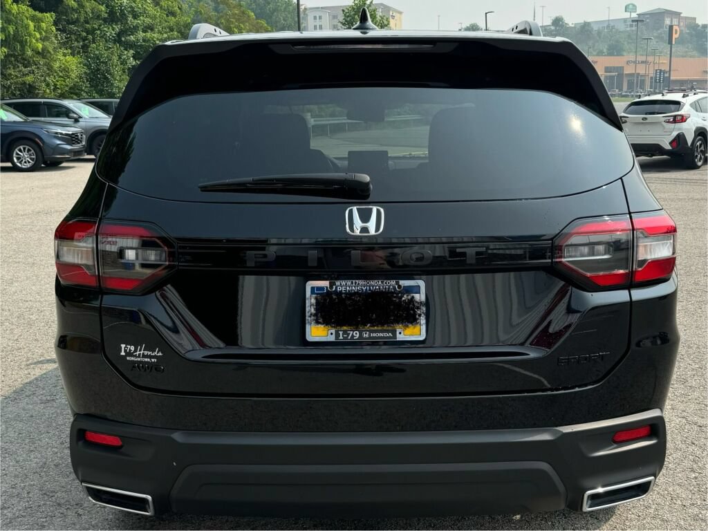 Used 2025 Honda Pilot Sport image 7