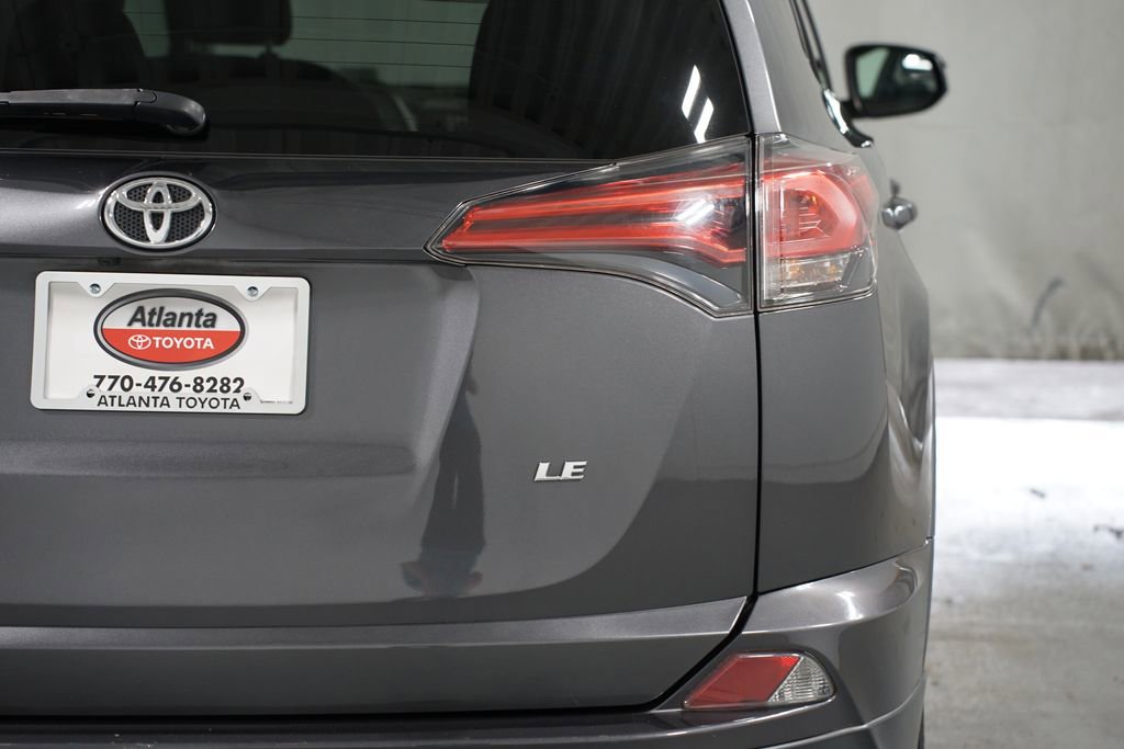 Used 2018 Toyota RAV4 LE FWD image 10