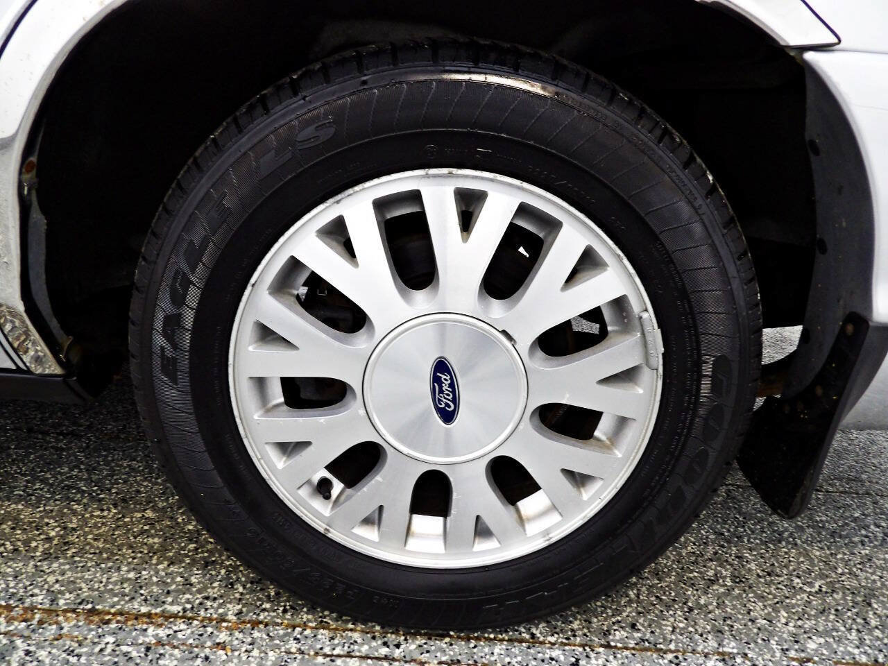 Used 2003 Ford Crown Victoria LX RWD image 18