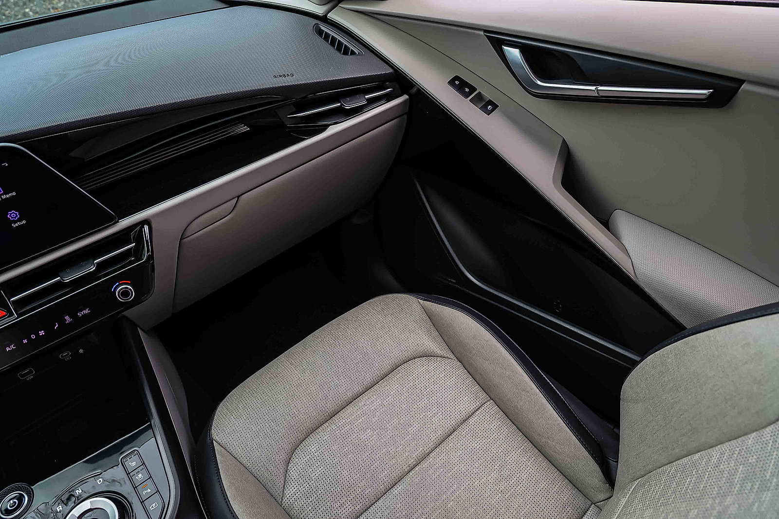 Certified 2023 Kia Niro Wave w/ Wave Preserve Package image 18