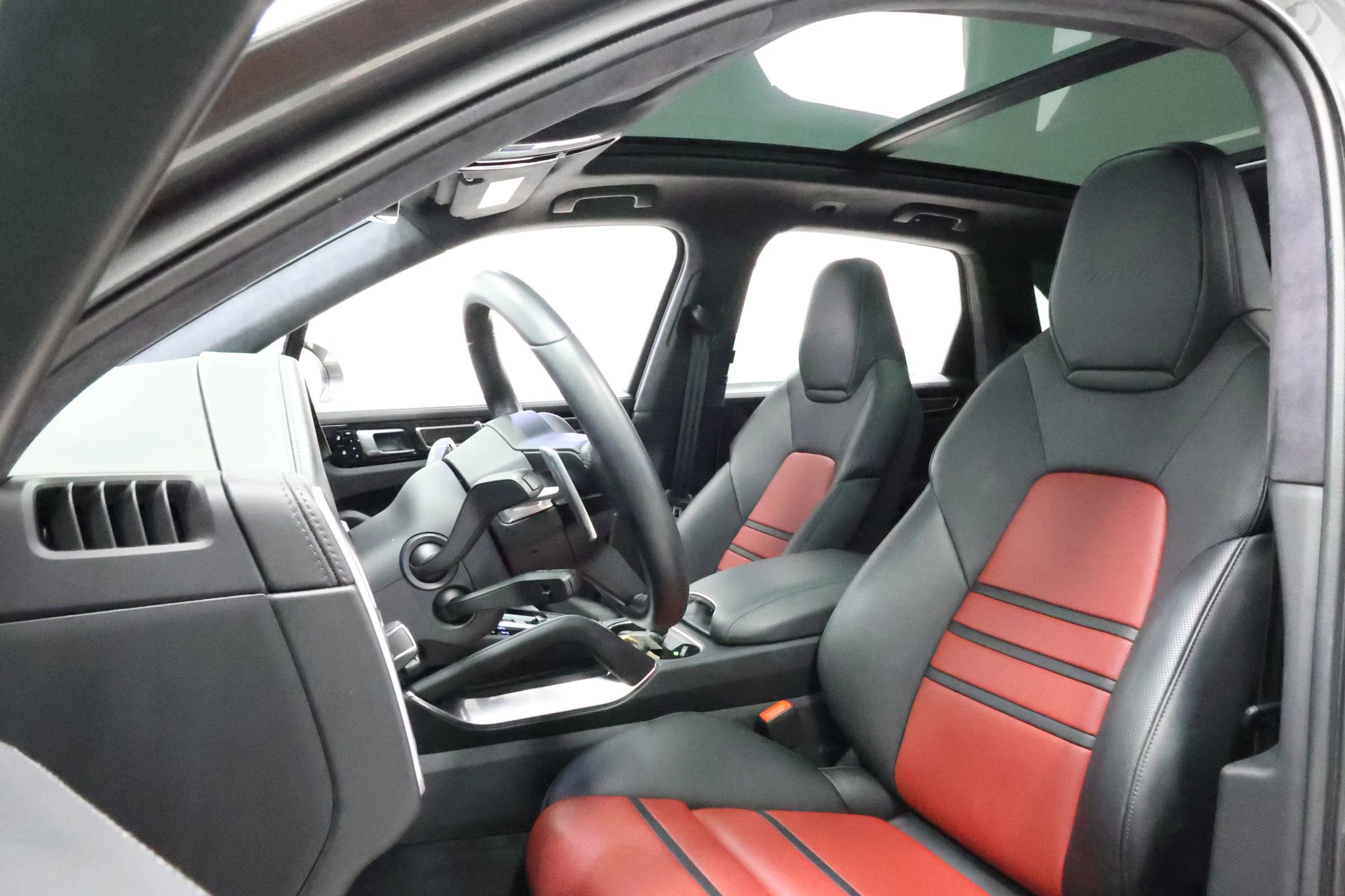 Used 2020 Porsche Cayenne Turbo image 16