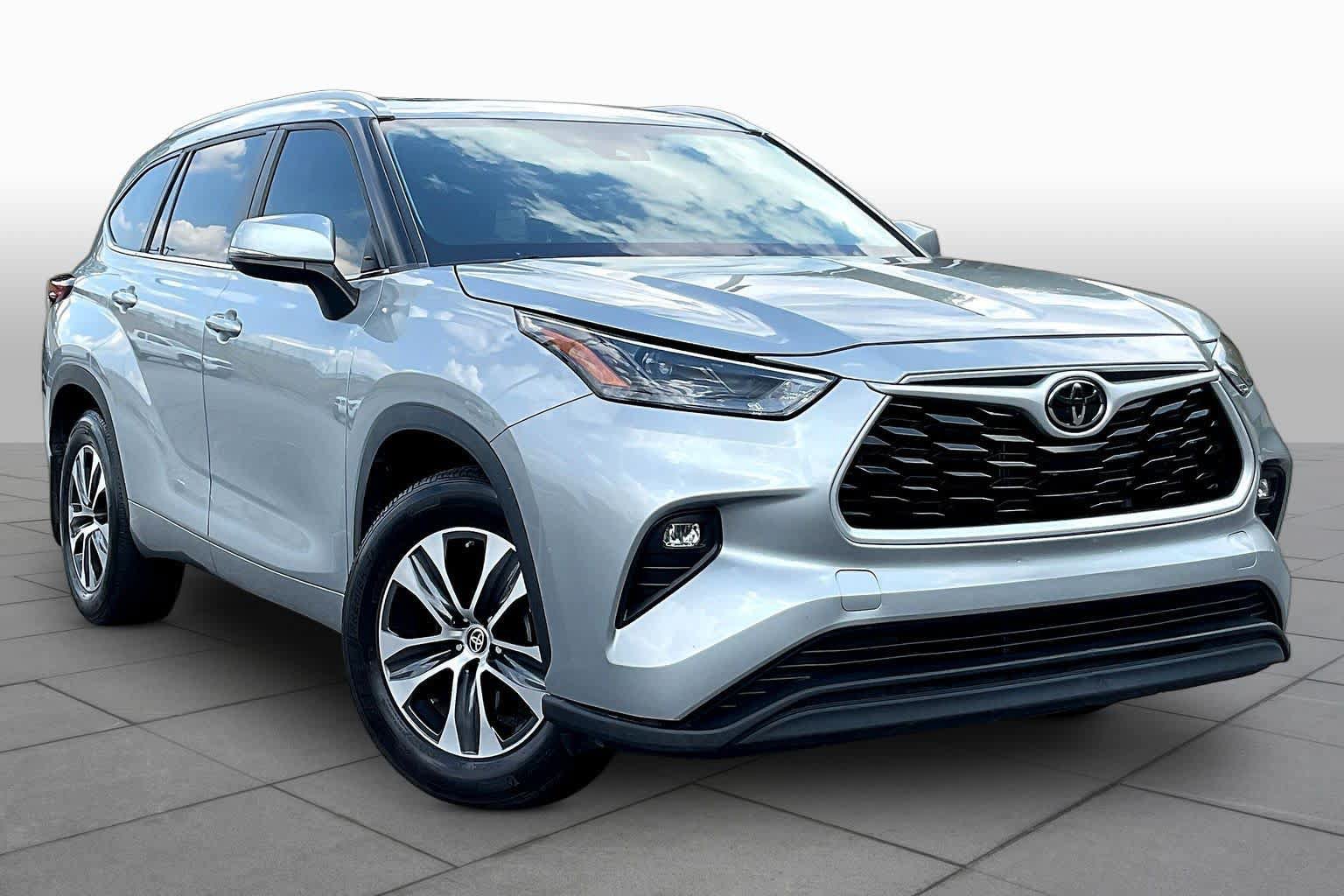 Used 2023 Toyota Highlander XLE FWD image 3