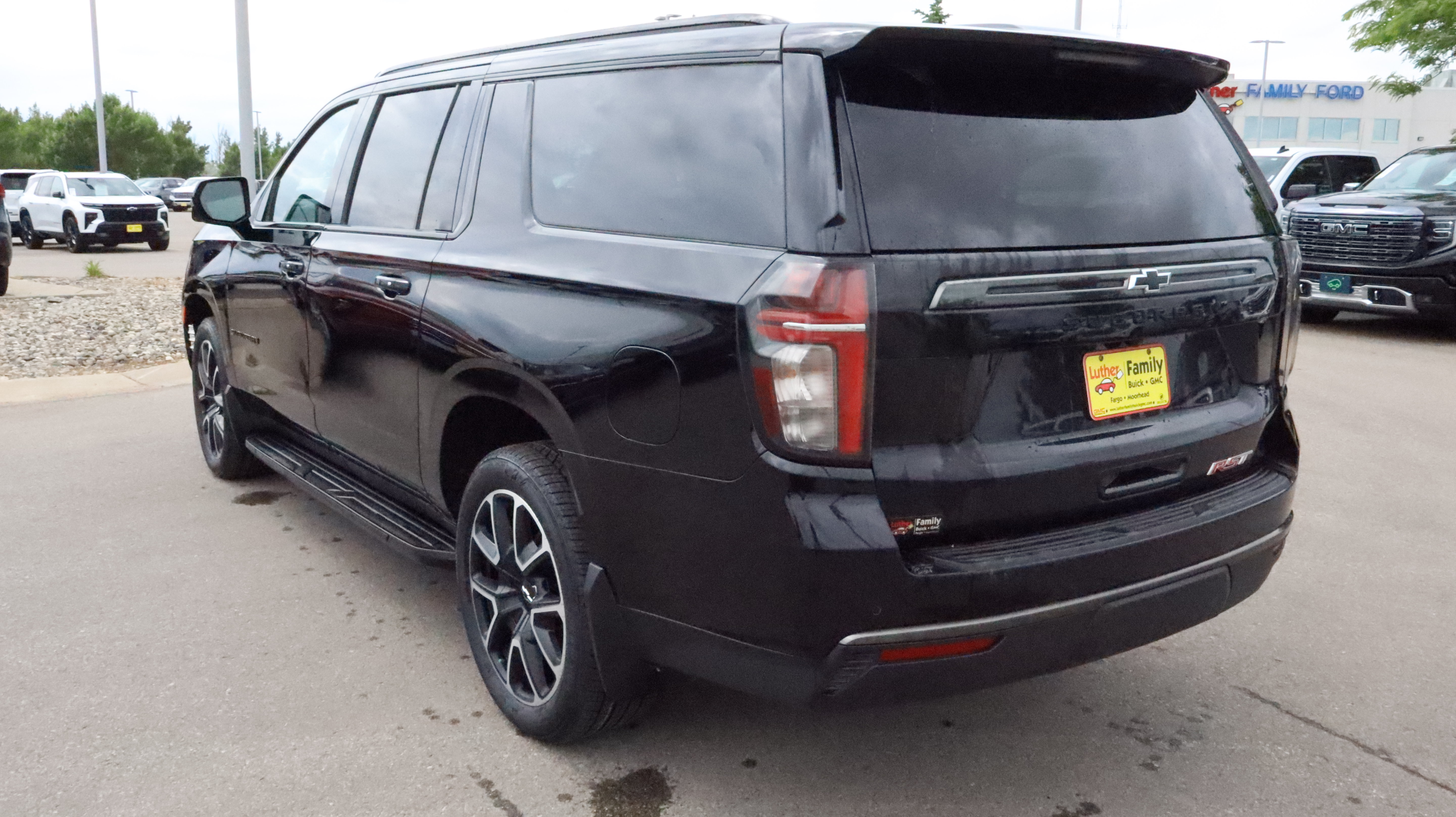 Certified 2022 Chevrolet Suburban RST w/ Luxury Package AWD/4WD image 5