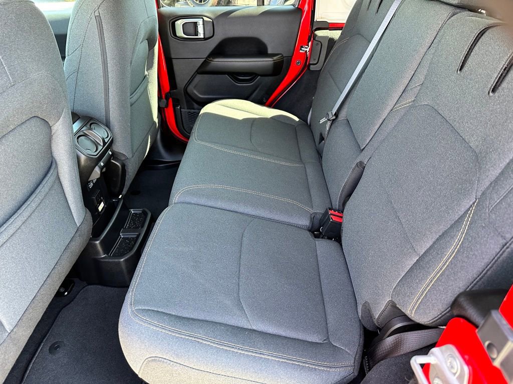 Used 2025 Jeep Wrangler Unlimited Sahara image 12