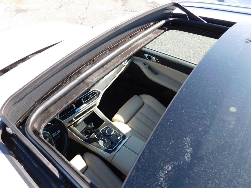 Used 2022 BMW X5 xDrive45e w/ Climate Comfort Package image 9