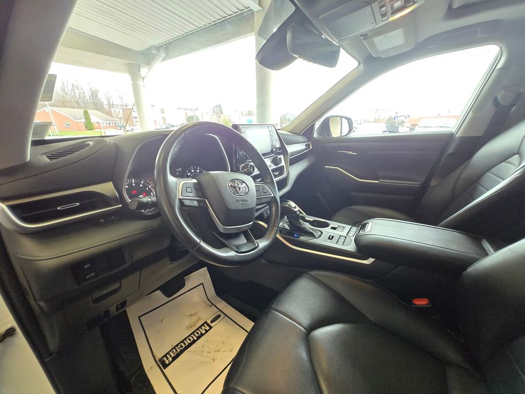 Used 2022 Toyota Highlander XLE image 10