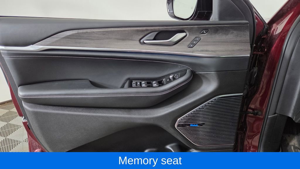 Used 2022 Jeep Grand Cherokee Overland w/ Luxury Tech Group IV image 14