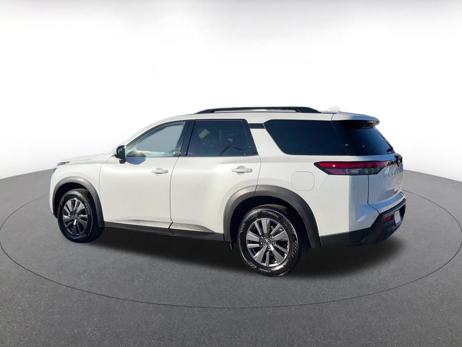 Used 2025 Nissan Pathfinder SV image 10