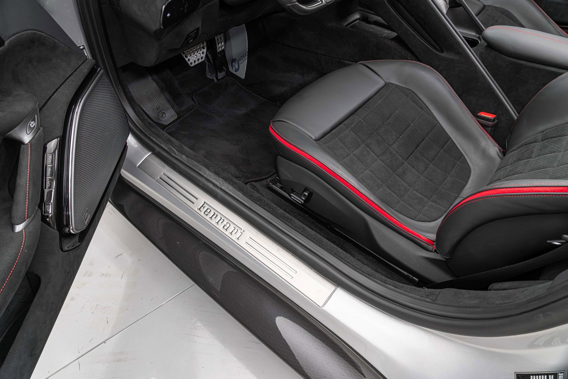 Certified 2025 Ferrari Roma Spider RWD image 33