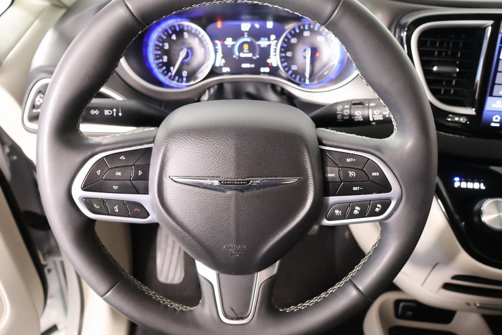 Used 2024 Chrysler Pacifica Touring-L image 3