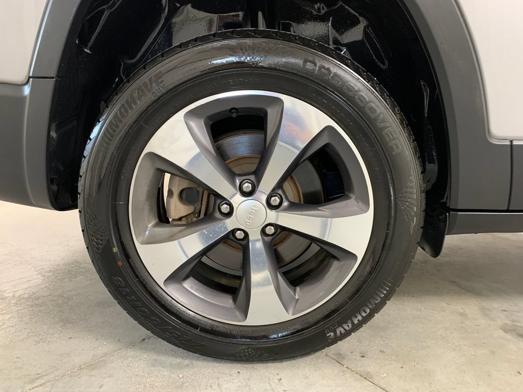 Used 2019 Jeep Cherokee Limited AWD/4WD image 28