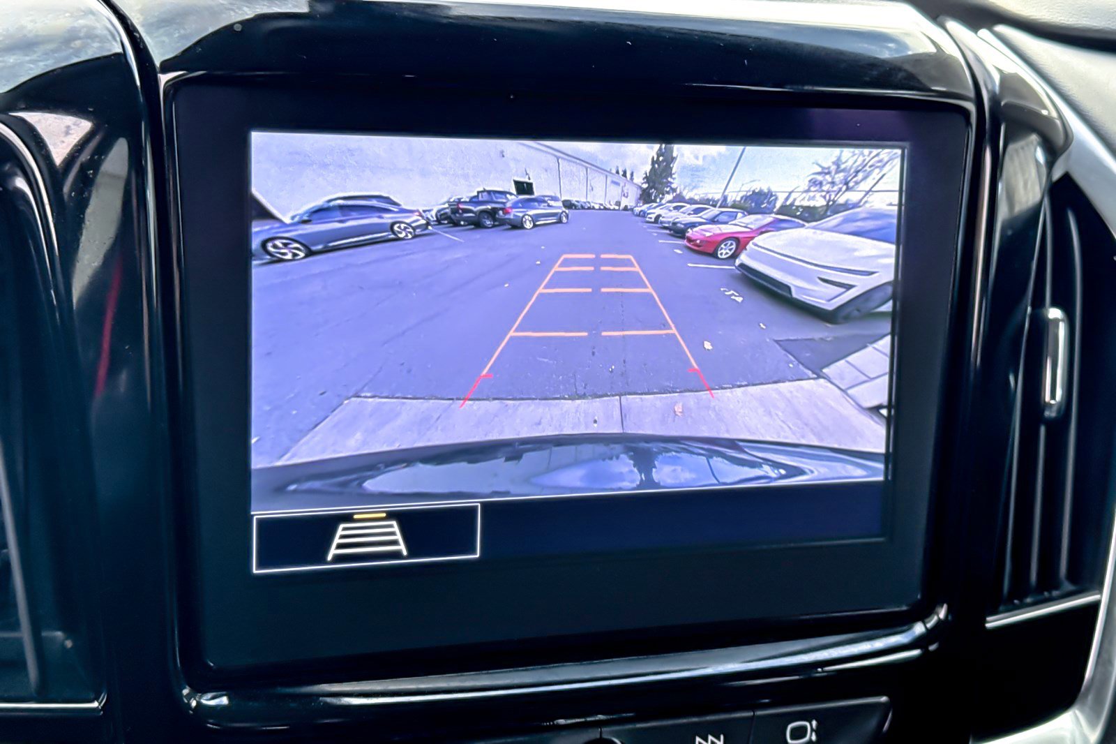 Used 2021 Chevrolet Traverse LT image 24