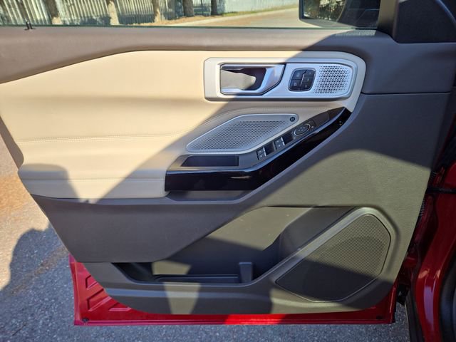 Used 2023 Ford Explorer Platinum w/ Premium Technology Package image 17