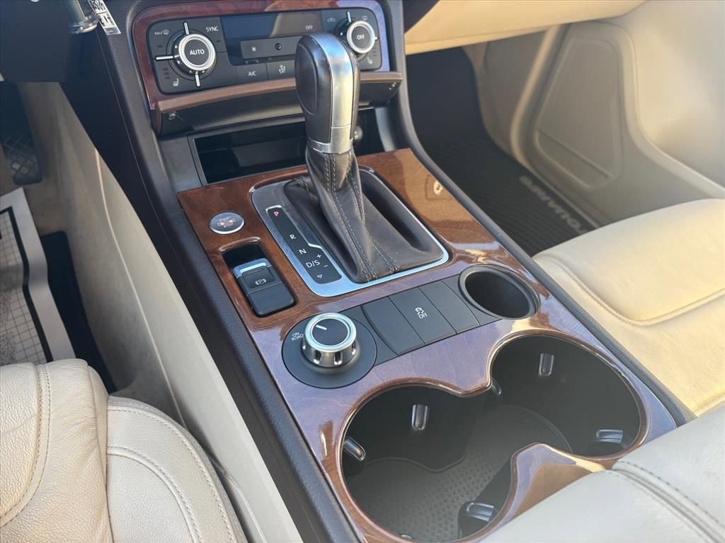 Used 2014 Volkswagen Touareg Sport image 19