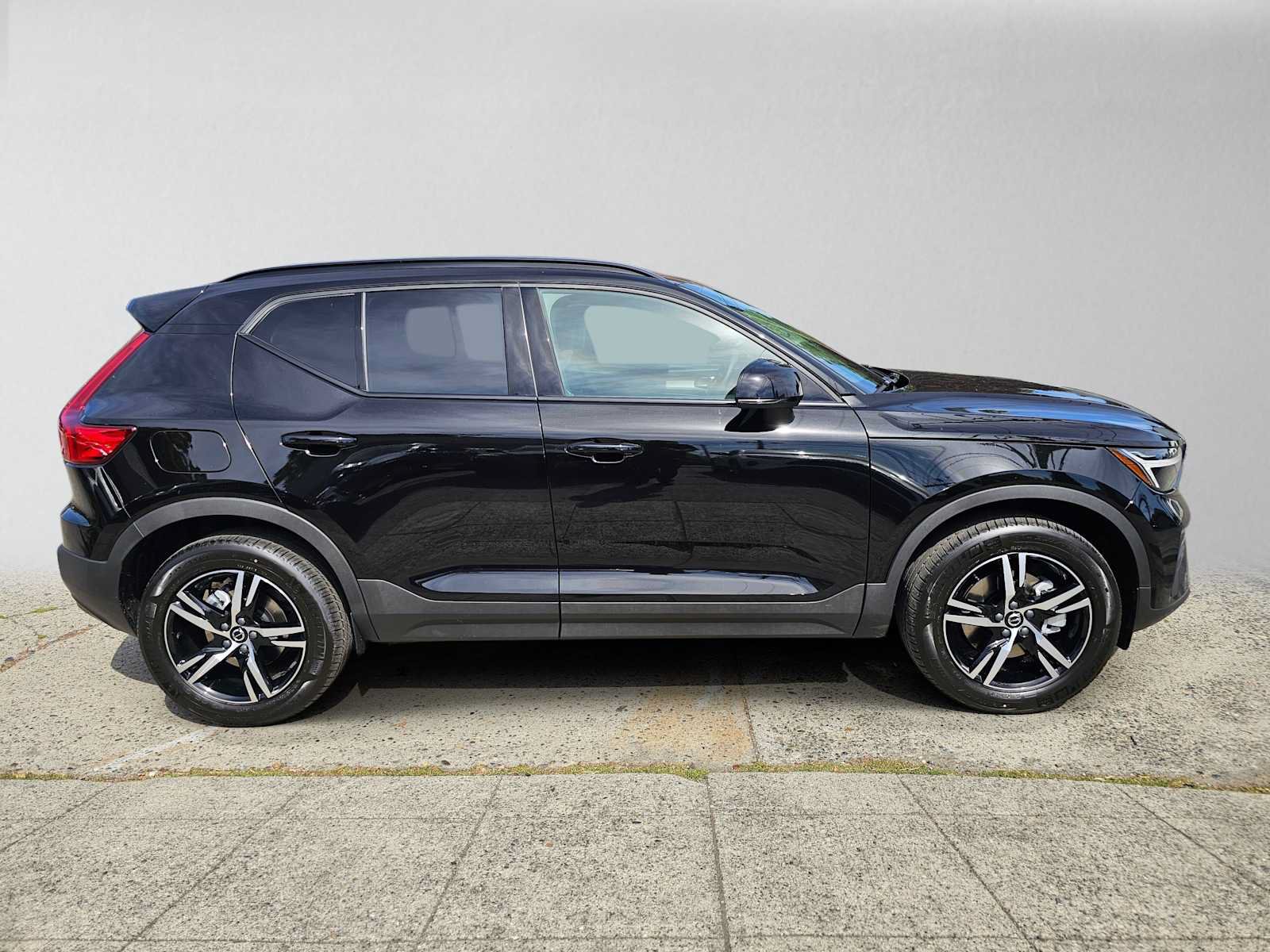 New 2026 Volvo XC40 B5 Core w/ Protection Package Premier AWD/4WD image 2