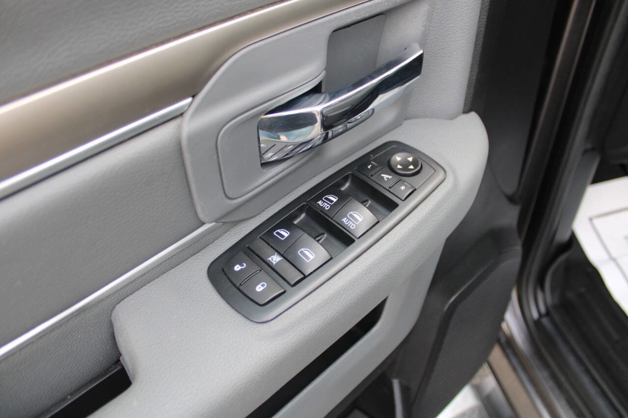 Used 2017 RAM 3500 SLT w/ Luxury Group image 31