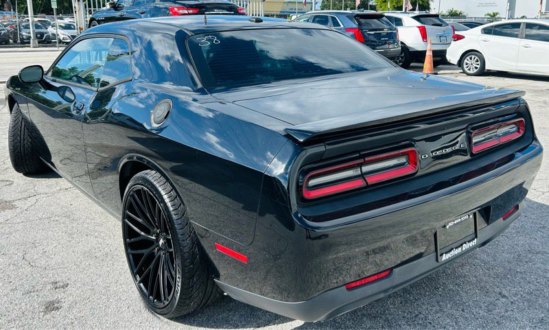 Used 2017 Dodge Challenger R/T image 3