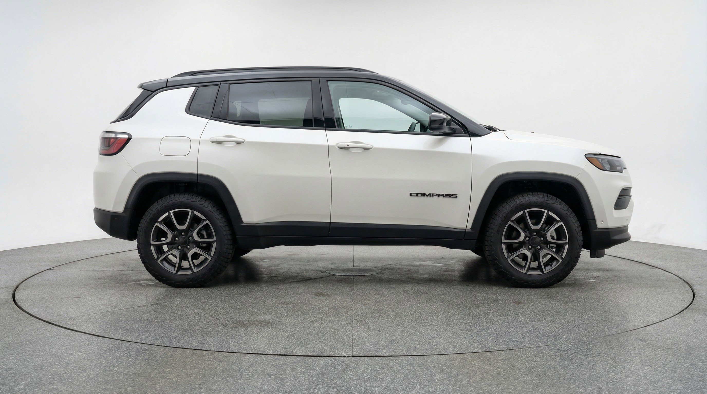 Used 2025 Jeep Compass Trailhawk AWD/4WD image 11