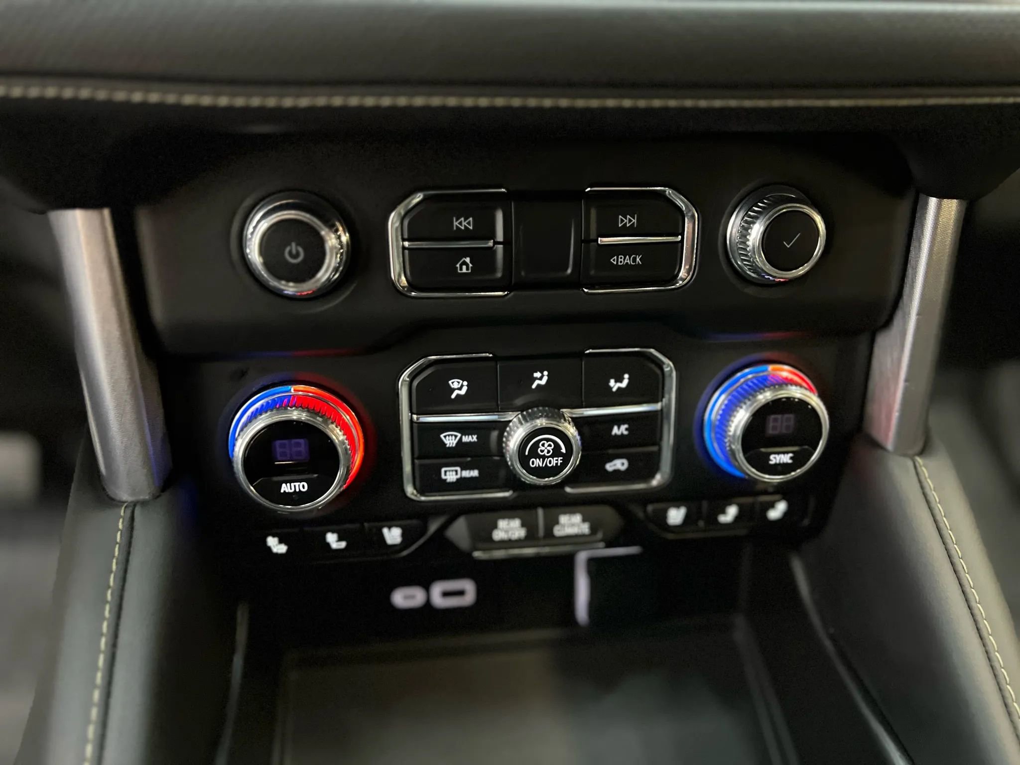 Used 2023 GMC Yukon SLT w/ SLT Premium Package image 24