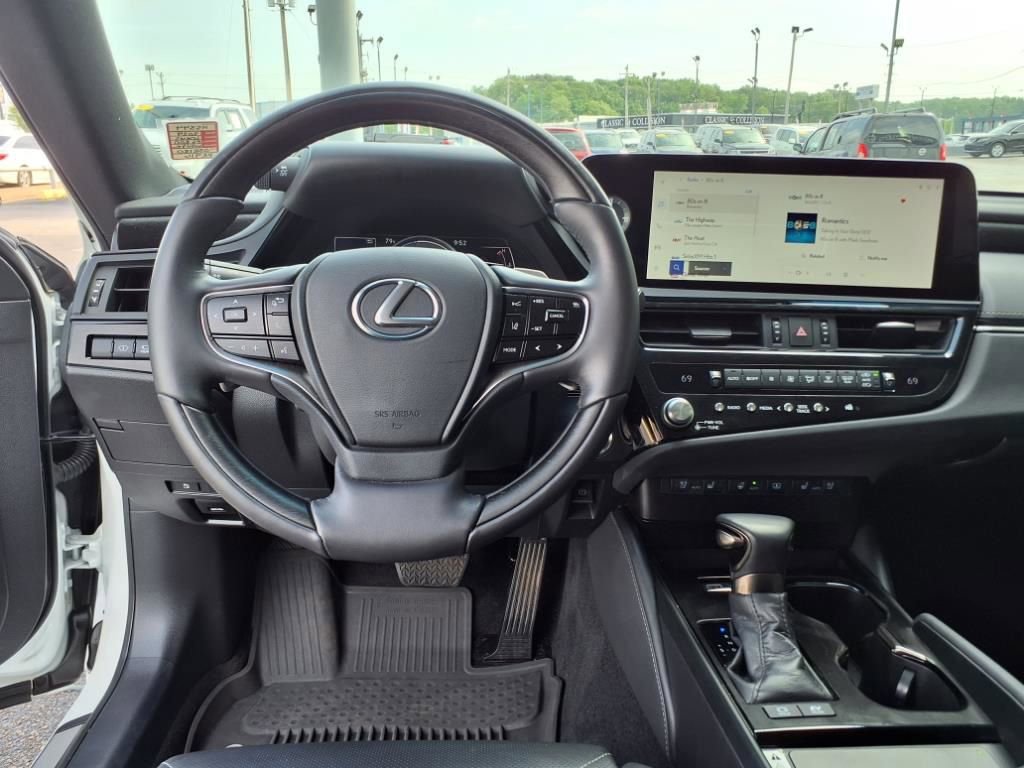 Used 2024 Lexus ES 300h w/ Luxury Package image 11