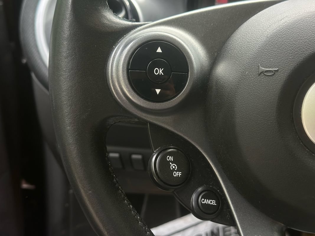 Used 2016 smart fortwo passion RWD image 10