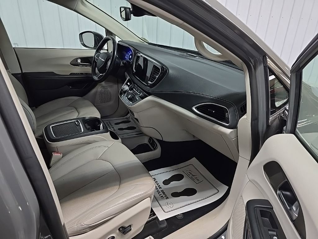 Used 2021 Chrysler Pacifica Touring-L image 15