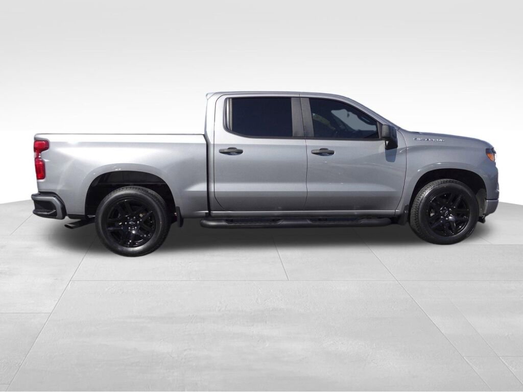 Used 2023 Chevrolet Silverado 1500 Custom image 2