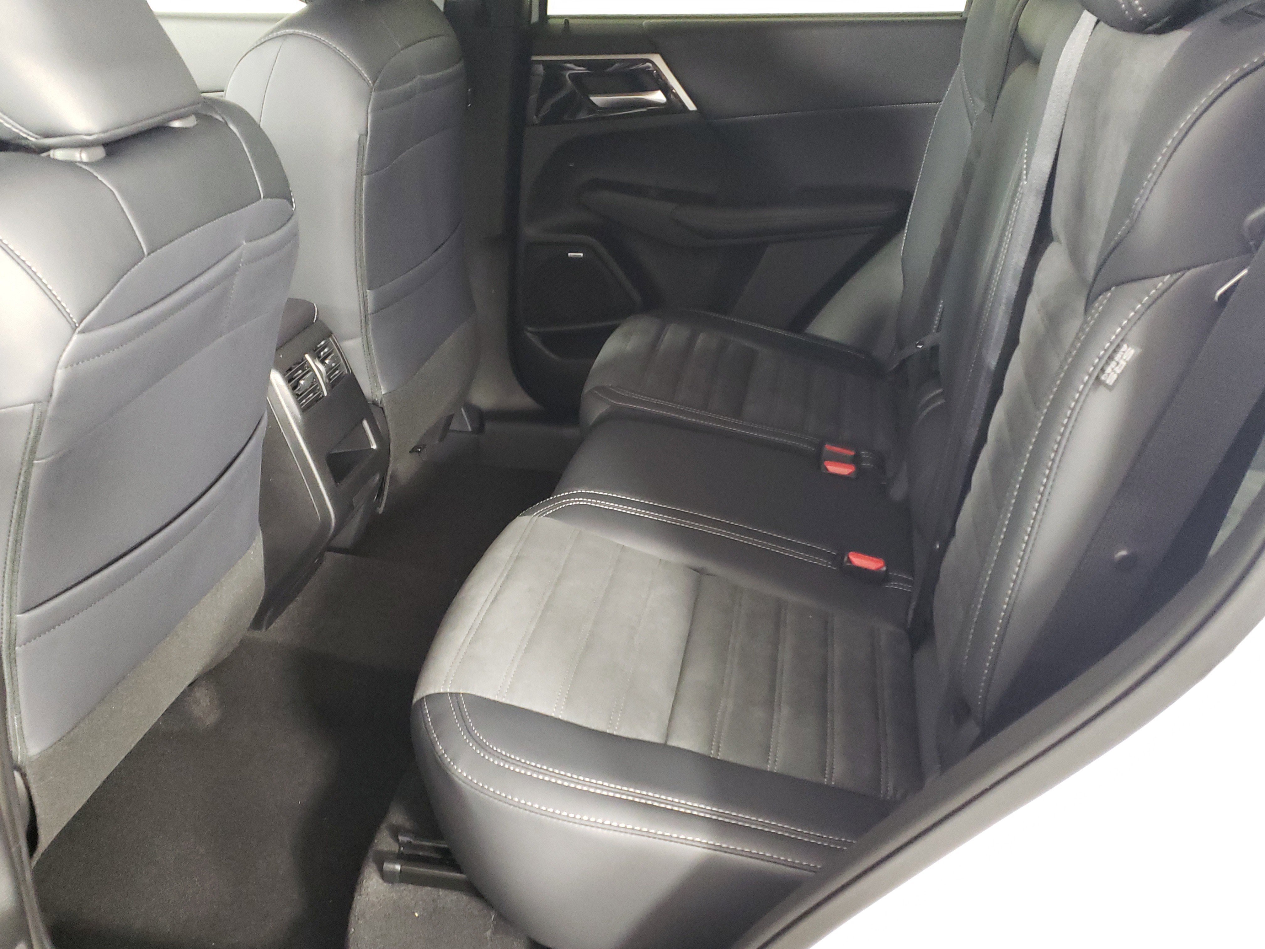 New 2026 Mitsubishi Outlander AWD image 12