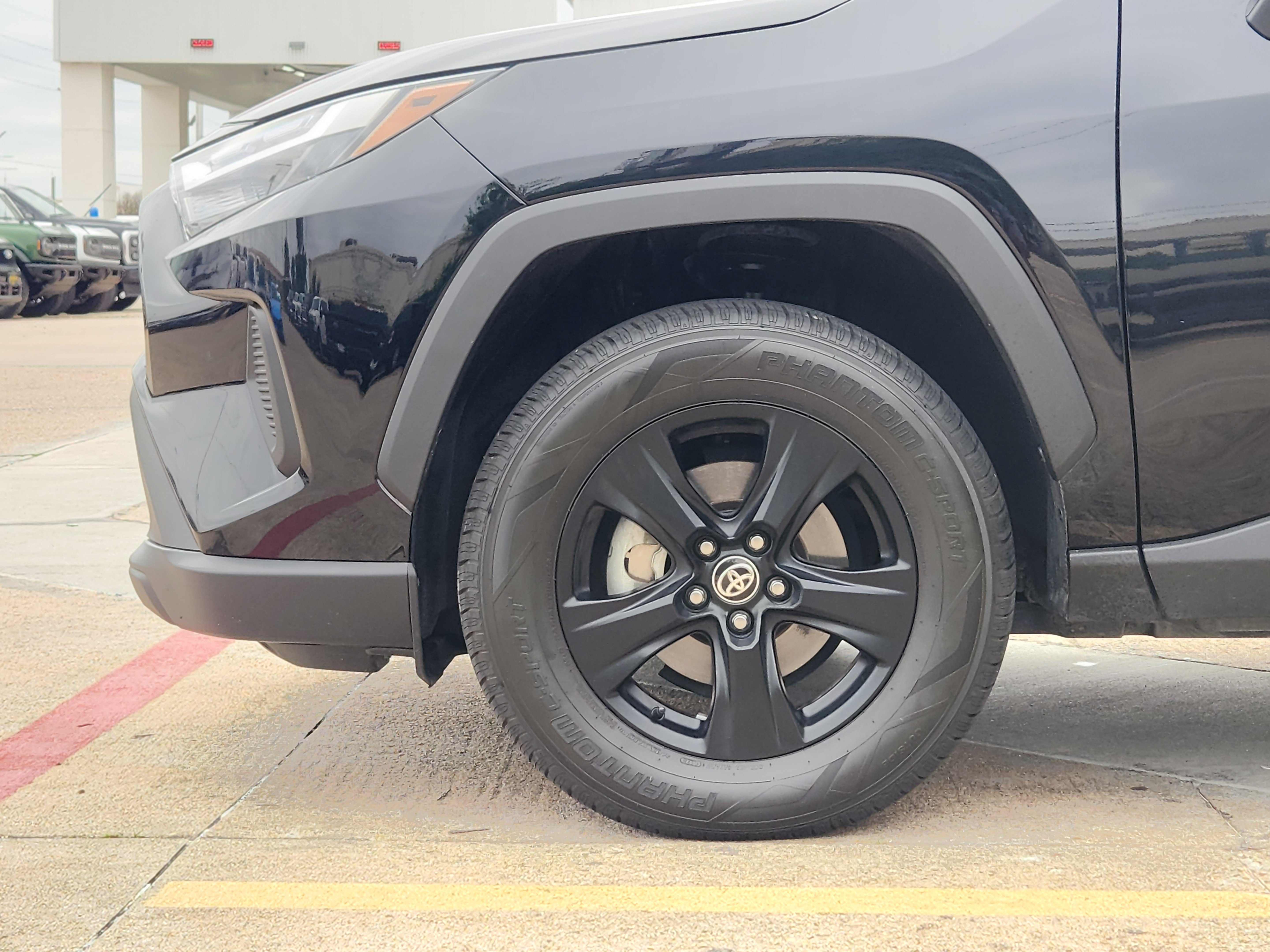Used 2024 Toyota RAV4 XLE FWD image 5