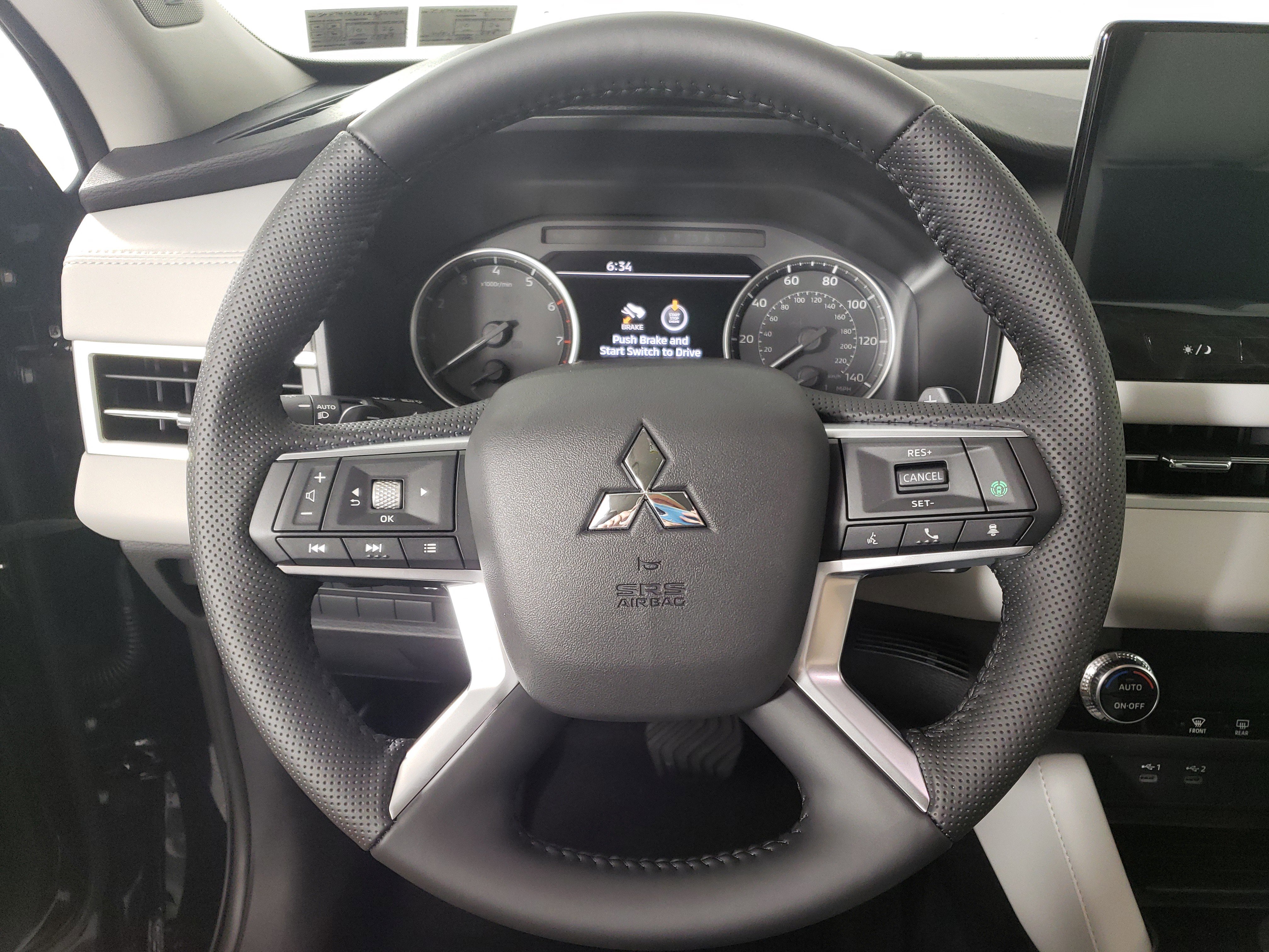 New 2025 Mitsubishi Outlander SE image 17